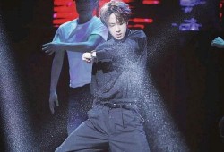 成龙爆料惊天一跳视频,惊天一跳背后的惊险瞬间